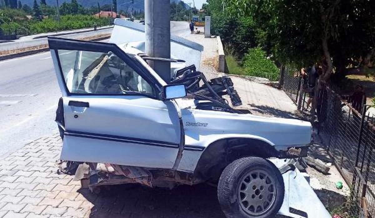 Beton elektrik direğine çarpan otomobil iki parça oldu