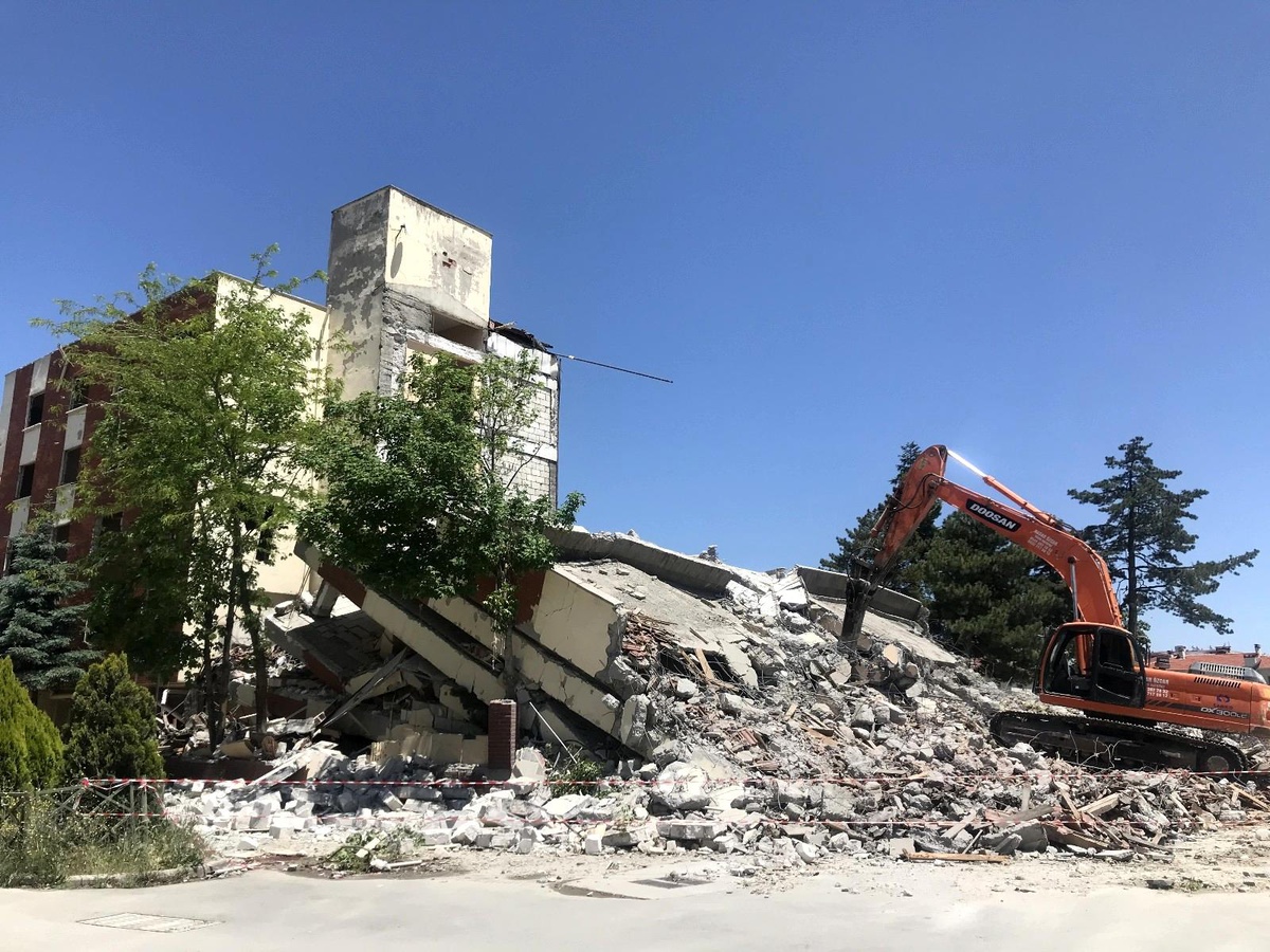 Bozüyük\'te eski MYO binası yıkılıyor