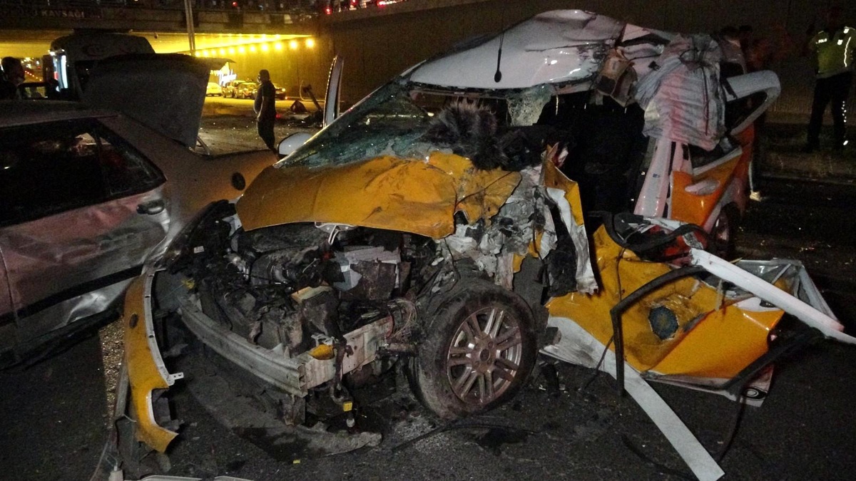 Diyarbakır\'da feci kaza: 2 ölü, 8 ağır yaralı