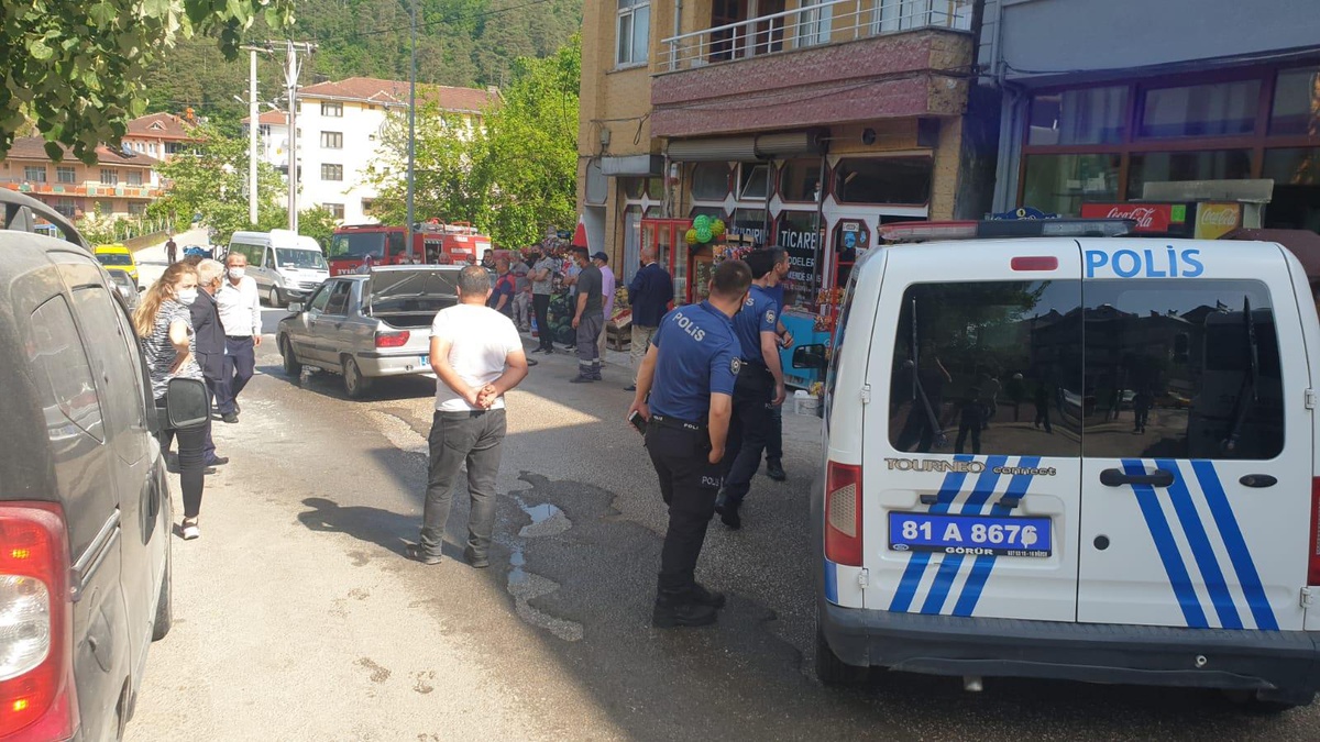 Düzce\'de seyir halindeyken yangın çıkan otomobil kullanılamaz hale geldi