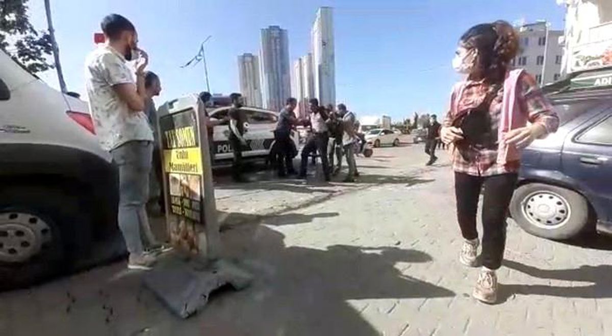 Esenyurt\'ta alkol aldığı iddia edilen şahıs çevreye saldırdı