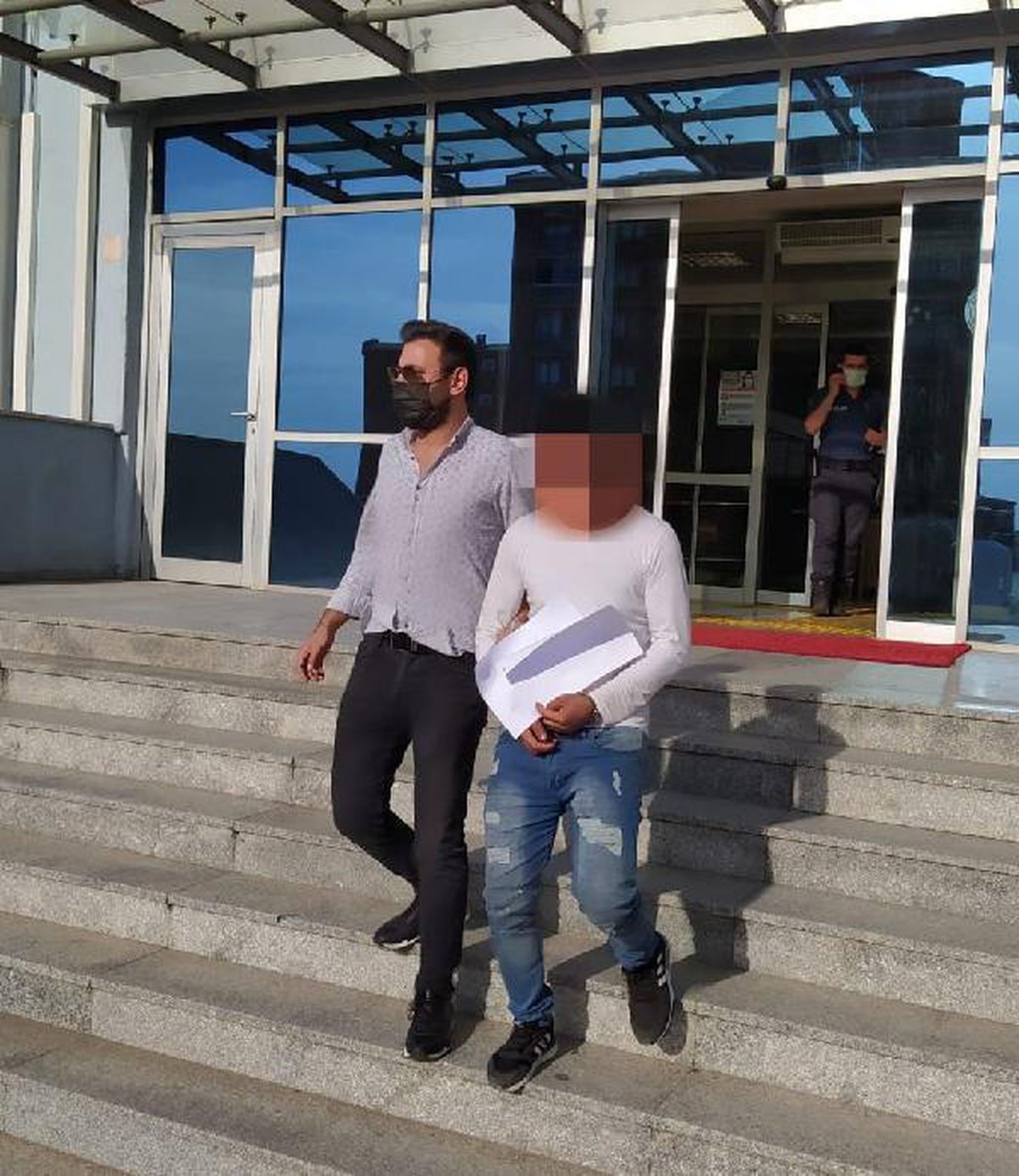 Evini soyan 2 şüpheliyi sokakta yakalayıp, polise teslim etti