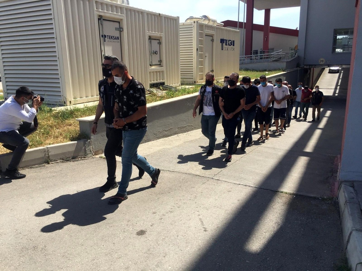 Evlerinden uyuşturucu seraları çıktı, "içiciyiz" dediler