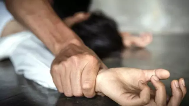 Evli kadın kabusu yaşadı! Yardım istediği ambulans görevlileri şehir dışına götürüp, tecavüz etti Evli kadın kabusu yaşadı! Yardım istediği ambulans görevlileri şehir dışına götürüp, tecavüz etti