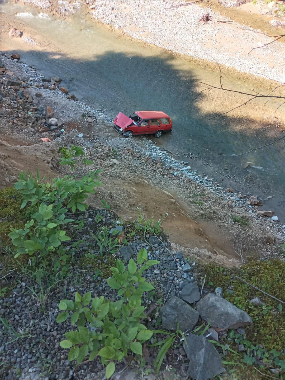 Giresun\'da otomobilin dereye devrilmesi sonucu 2 kişi yaralandı