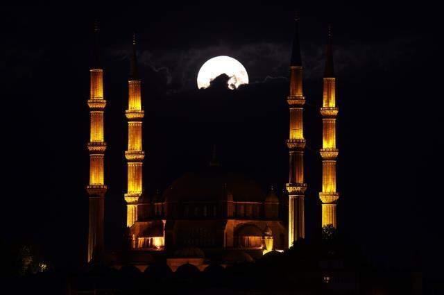 Görüntüler büyülüyor! Süper Çiçek Kanlı Ay bu gece Türkiye semalarında