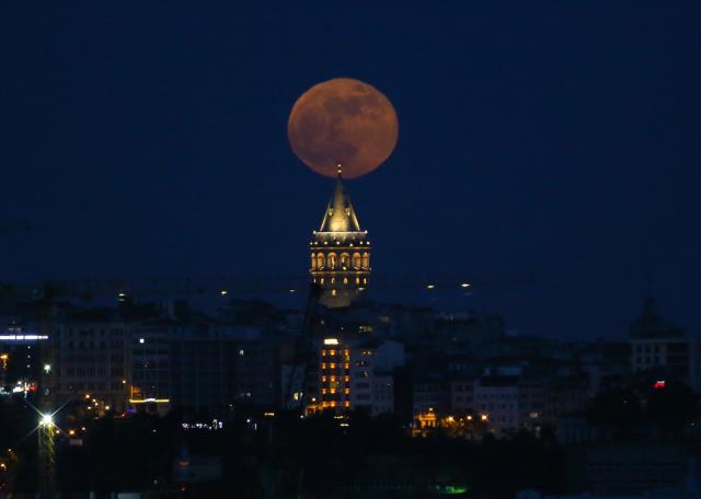 Görüntüler büyülüyor! Süper Çiçek Kanlı Ay bu gece Türkiye semalarında