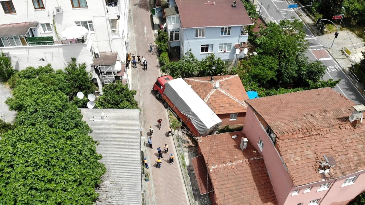 İstanbul\'da kamyon dehşeti kamerada: Gecekonduya daldı