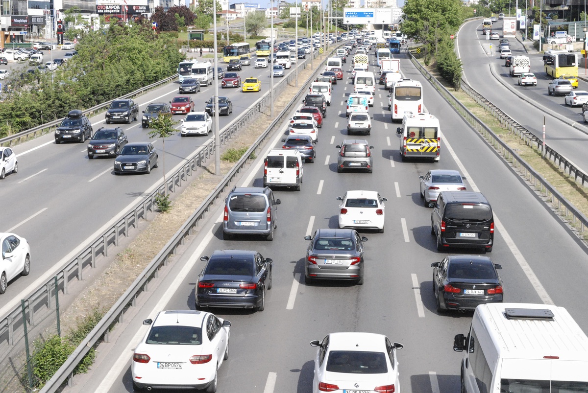 İstanbul\'da sokağa çıkma kısıtlaması sonrası trafik yoğunlaştı