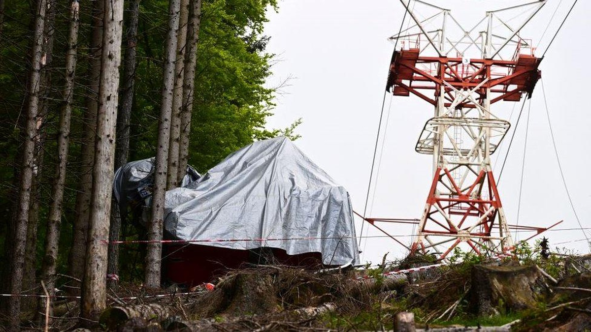 İtalya\'da 14 kişinin öldüğü teleferik kazası sonrası 3 kişiye suçlama: \'Acil durum frenlerini devre dışı bıraktılar\'