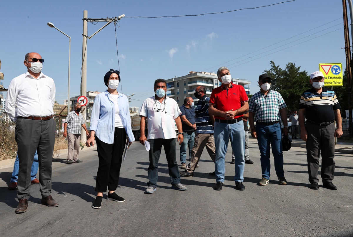 İzmir\'de atık depolama tesisinin kapanmasını isteyen bir grup, yol kapatma eylemi yaptı