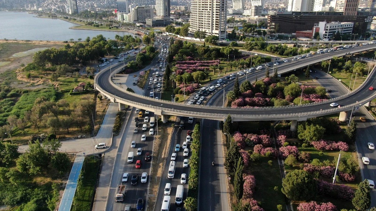 İzmir\'in trafiği yine gündemde: Sabah akşam bitmeyen çile