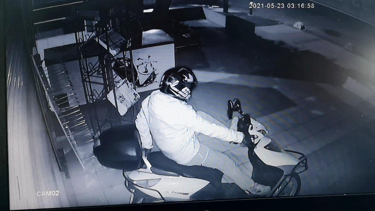 Kadıköy\'de kasklı hırsızların motosikleti çaldıkları an kameraya yansıdı