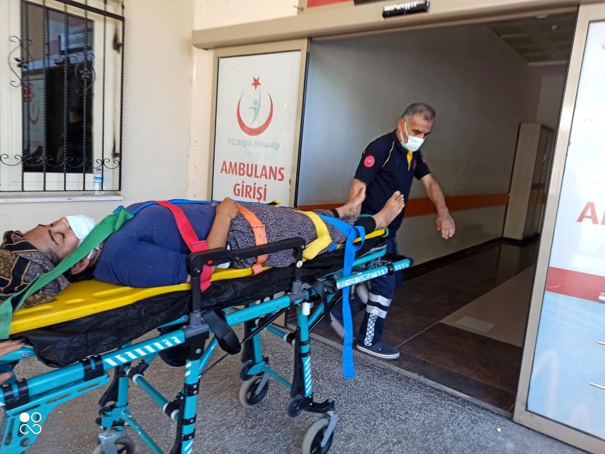 Kahta\'da damdan düşen kadın ağır yaralandı