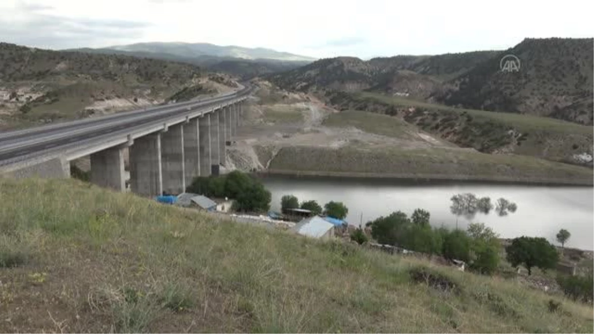 Karakurt HES Barajı\'nda su seviyesi düşünce su altındaki köy gün yüzüne çıktı