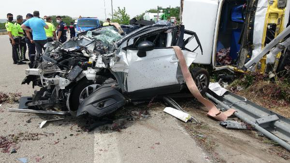 Son dakika haber... Kavşağı kaçırınca geri manevra yapan otomobile kamyon çarptı: 1 ölü