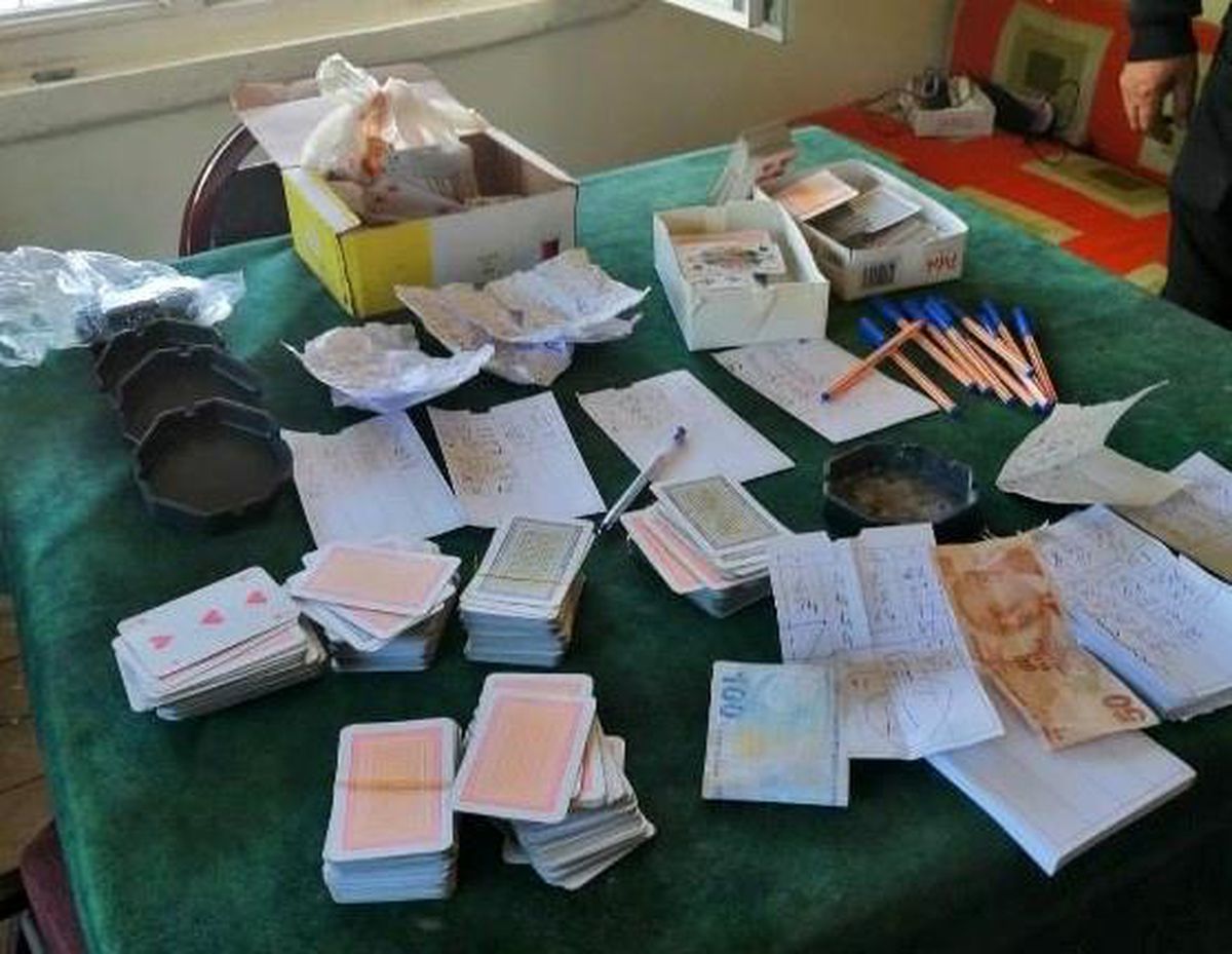 Kiraladıkları evde kumar oynarken yakalandılar