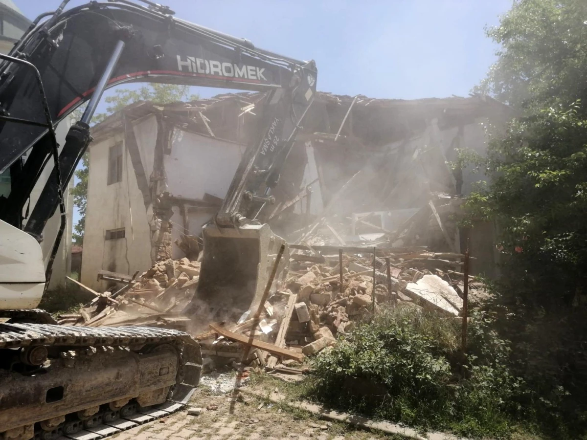 Körfez\'de hasarlı binalar yıkılıyor