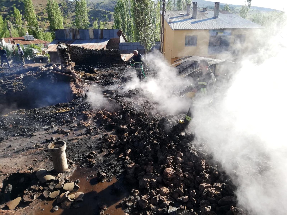 Köyde çıkan yangın korkuttu: garaj, samanlık ve traktör kül oldu