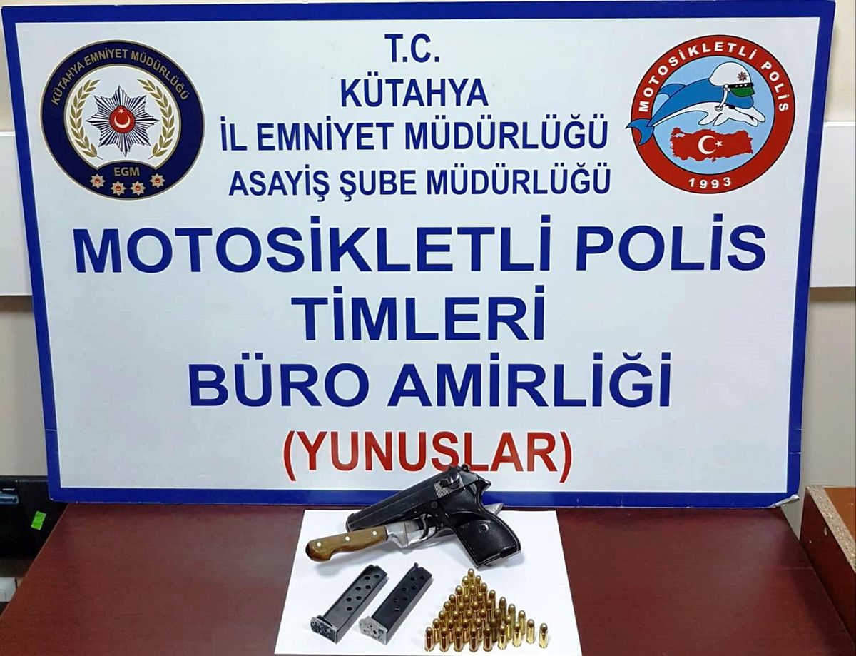Kütahya\'da iki araçta ruhsatsız tabanca ve kurusıkı tabanca ele geçirildi