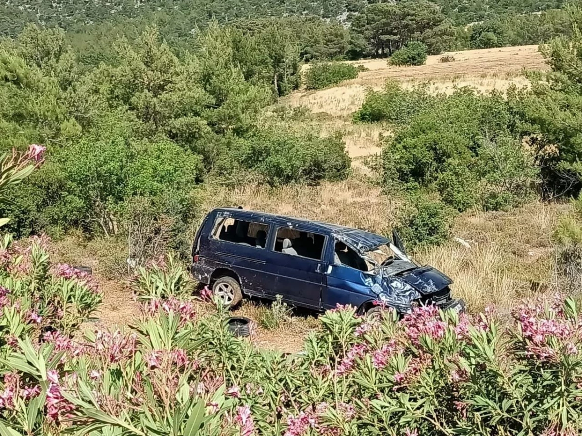 Mersin\'de panelvan ile otomobil çarpıştı: 1 ölü, 5 yaralı