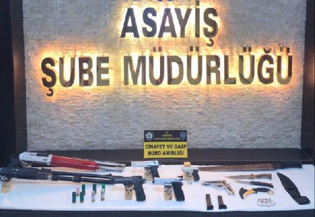 Polisin baskın yaptığı evde silah ve kesici alet ele geçti