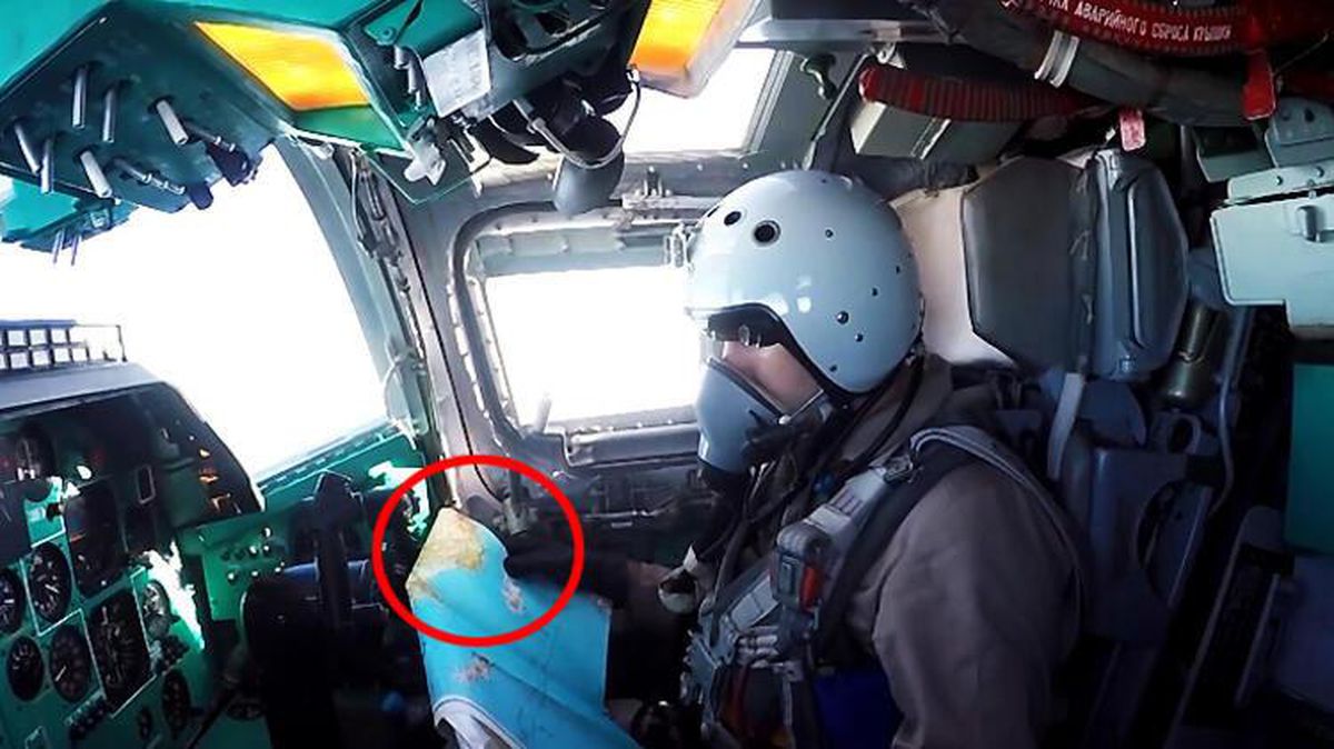 Rus savaş pilotunun elinde tuttuğu haritada Türkiye detayı