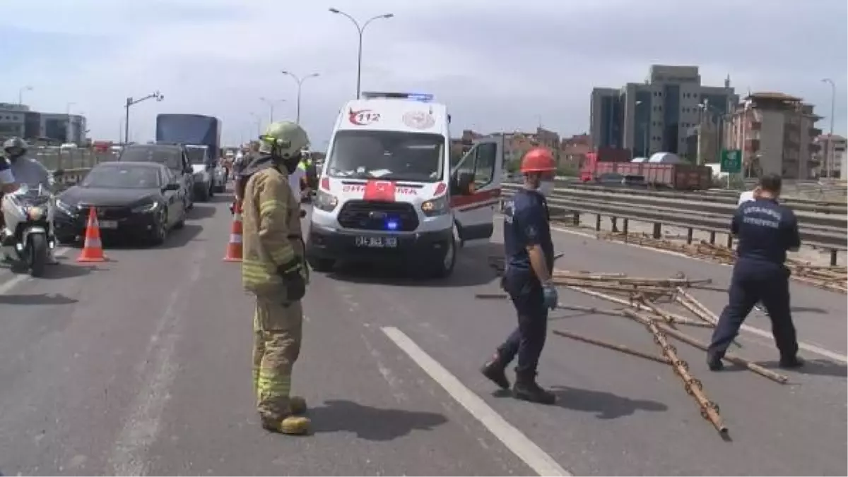 SAMANDIRA TEM OTOYOLU\'NDA TIR DEVRİLDİ, YOL TRAFİĞE KAPANDI