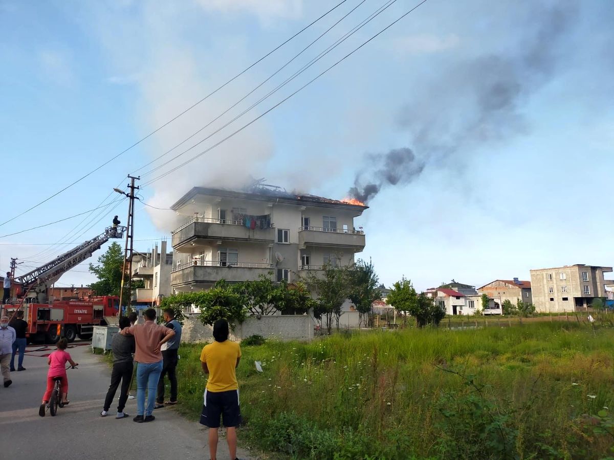 Son dakika... Samsun\'da çatı yangını