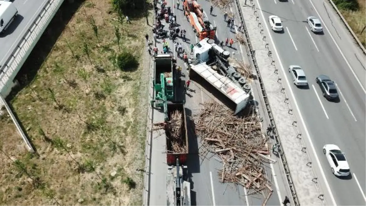 SANCAKTEPE TEM OTOYOLU\'NDA DEVRİLEN TIR KALDIRILDI, YOL TRAFİĞE AÇILDI