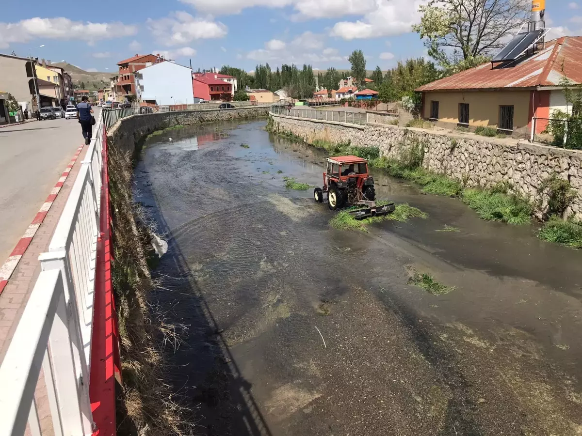 Sivas\'ta Tecer Irmağı\'nın yatağında temizlik çalışması yapıldı