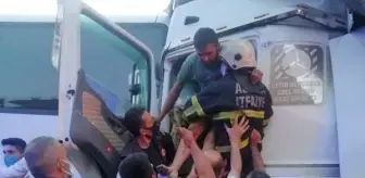 Şoförü fenalaşan TIR, yolcu otobüsüne çarptı: 8 yaralı