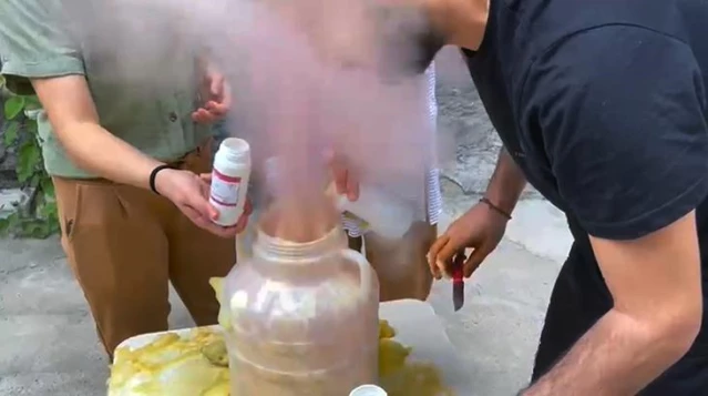 Sosyal medya yayınlamak için deney yapan adamın yüzünü kimyasal madde yaktı