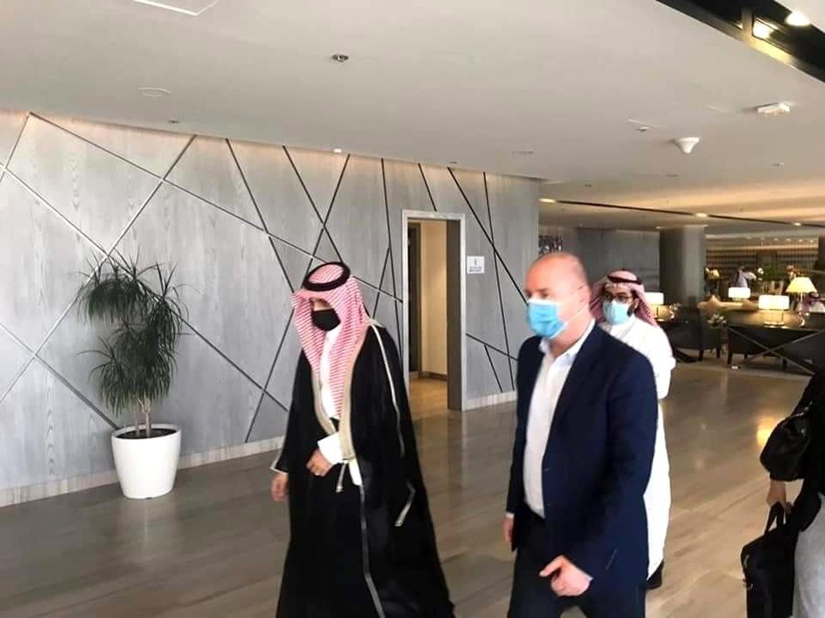 Suriye\'de halk sandık başına giderken Turizm Bakanı Martini Suudi Arabistan\'a gitti