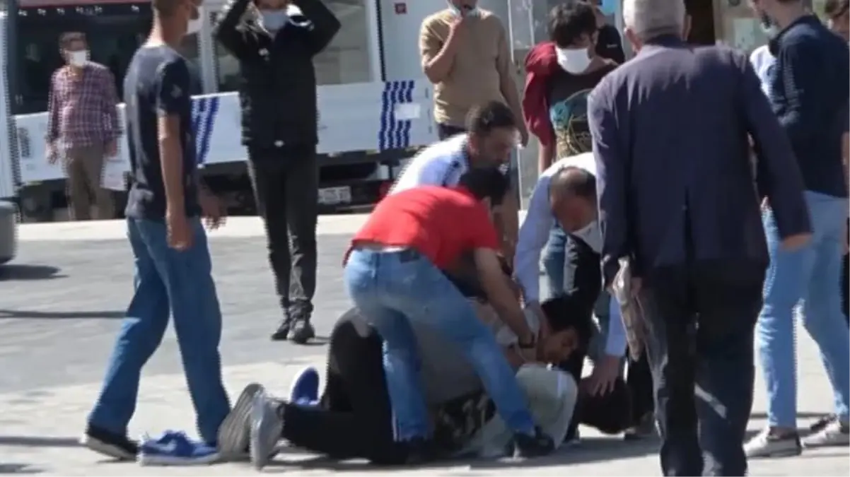 Tekme tokat dövdüğü genci kimse elinden alamadı! Taksim\'i karıştıran kavga kamerada