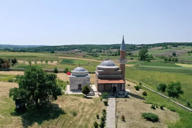 Tarihi Gazi Turhanbey Camisi göçmen kuşlara yuva oldu