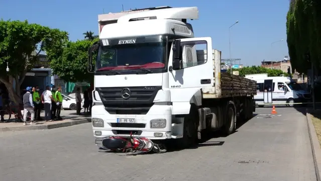 Tırın altında kalan elektrikli bisiklet sürücüsü hayatını kaybetti