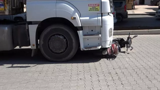 Tırın altında kalan elektrikli bisiklet sürücüsü hayatını kaybetti