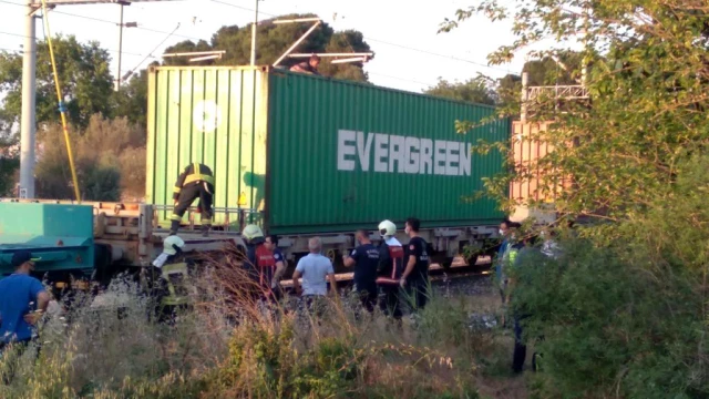 Tren vagonun üzerinde fotoğraf çekilmek isteyen 14 yaşındaki çocuk, elektrik akımına kapıldı