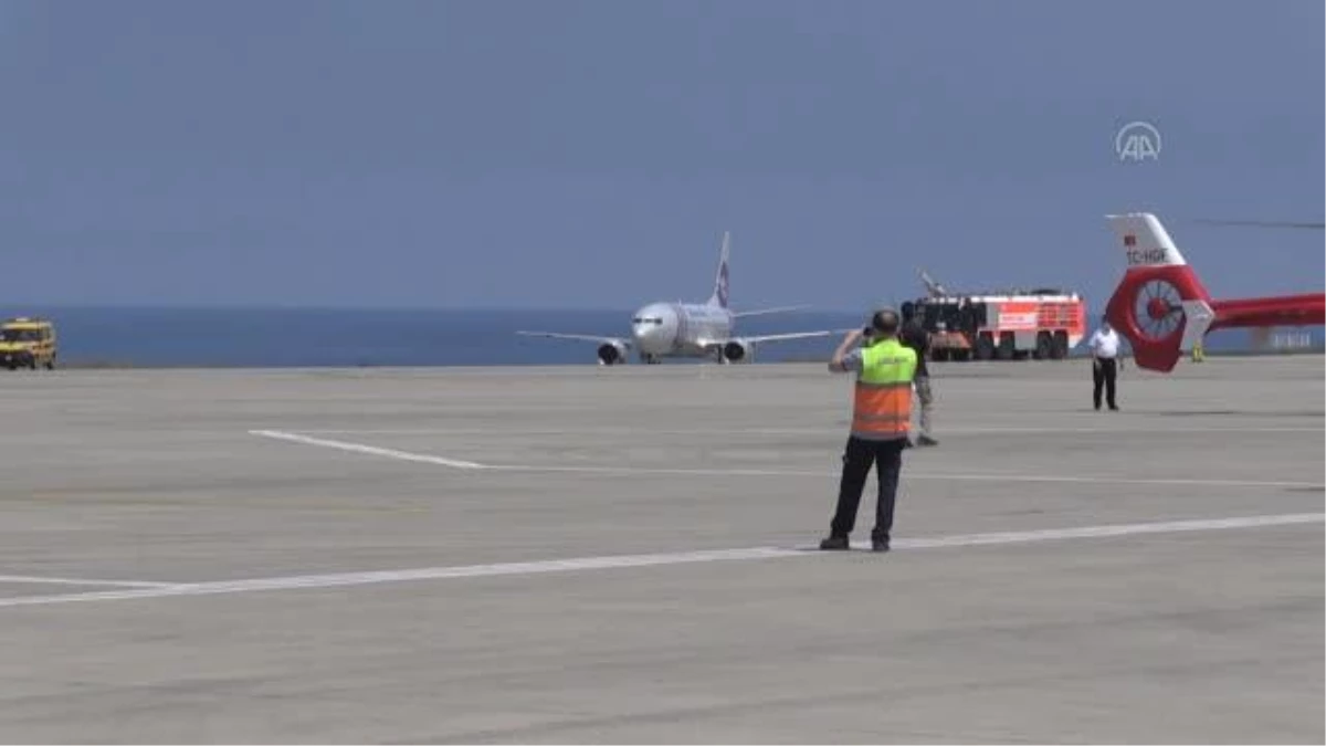 Ürdün\'den Trabzon Havalimanına gelen ilk uçak "su takı" töreniyle karşılandı