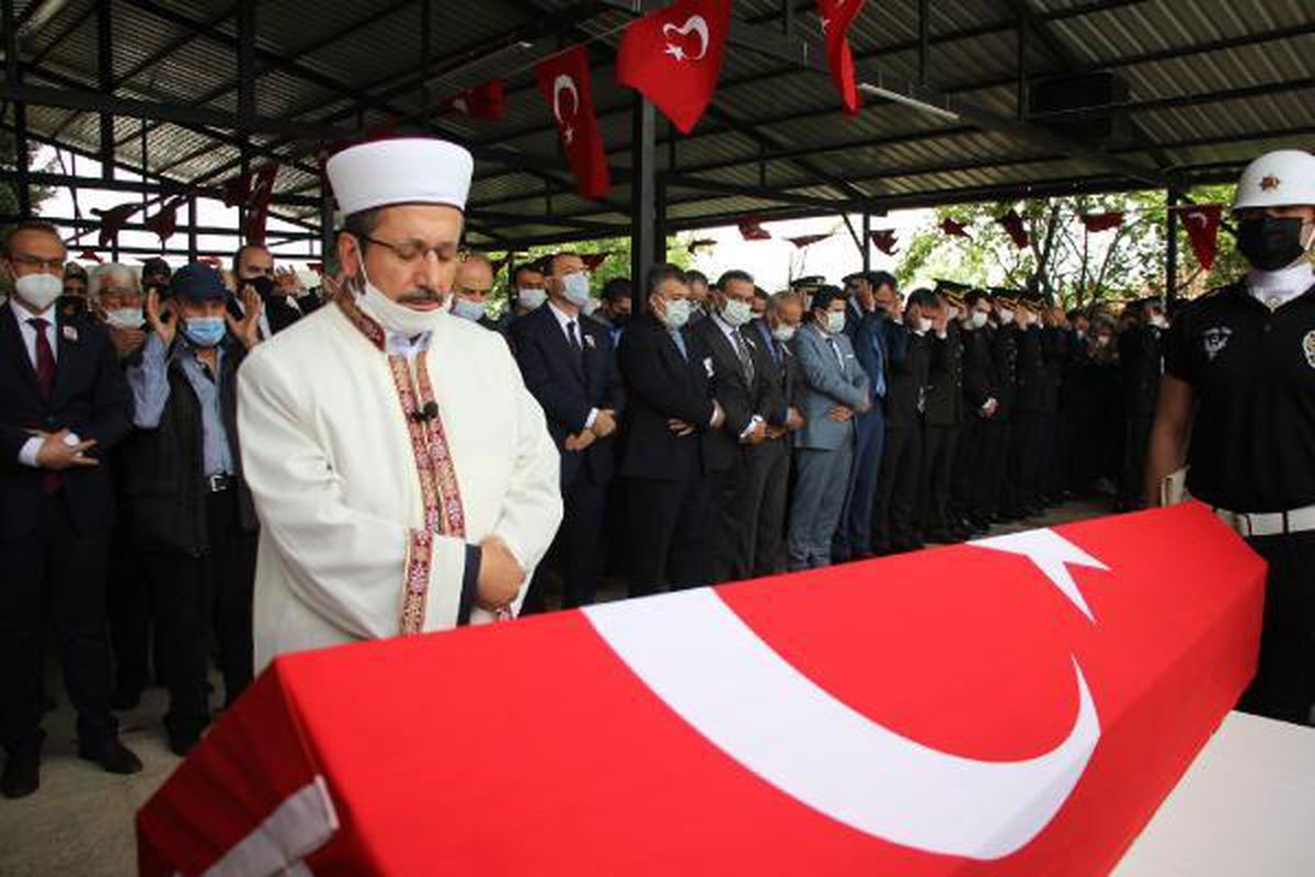 Yalova\'da otomobilin çarpması sonucu şehit olan polis memuru son yolculuğuna uğurlandı