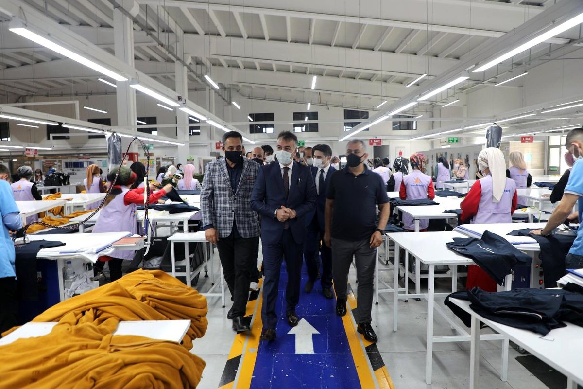 Vali Oktay Çağatay, Nur Yapı Tekstili ziyaret etti