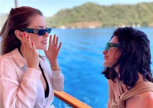 Yasak Elma oyuncuları Ege'de bir araya geldi! Araları bozuk olduğu söylenen Nesrin Cavadzade ile Eda Ece'nin pozları dikkat çekti Yasak Elma oyuncuları Ege'de bir araya geldi! Araları bozuk olduğu söylenen Nesrin Cavadzade ile Eda Ece'nin pozları dikkat çekti