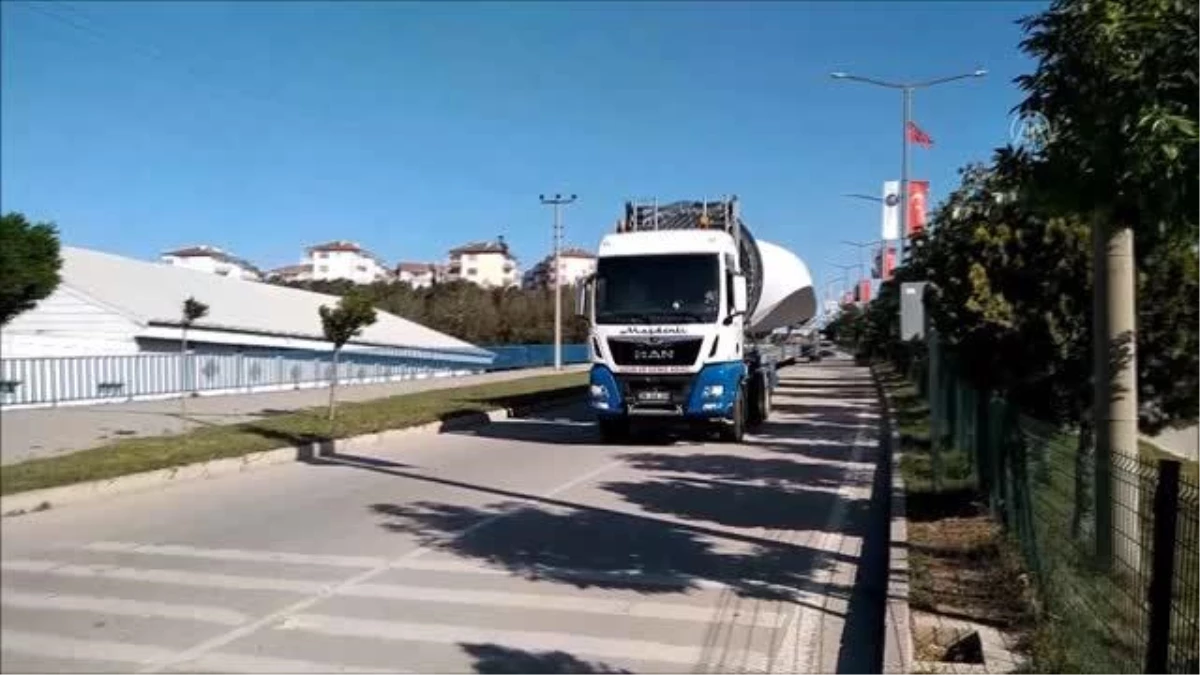 75 metre uzunluğundaki rüzgar türbininin kanatları tırlarla taşındı