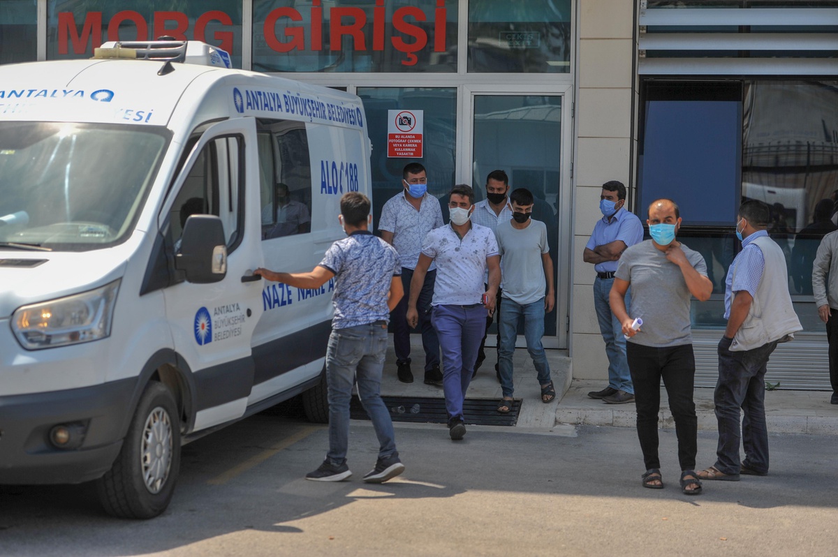Antalya\'da sulama havuzunda bulunan iki kişinin cenazesi ailelerine teslim edildi