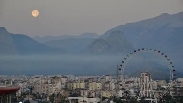 Antalya'da 'Süper Ay' manzarası