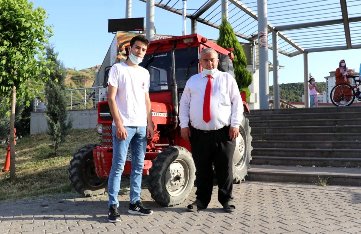Babadan yadigar traktörle paket servisi yapıyor