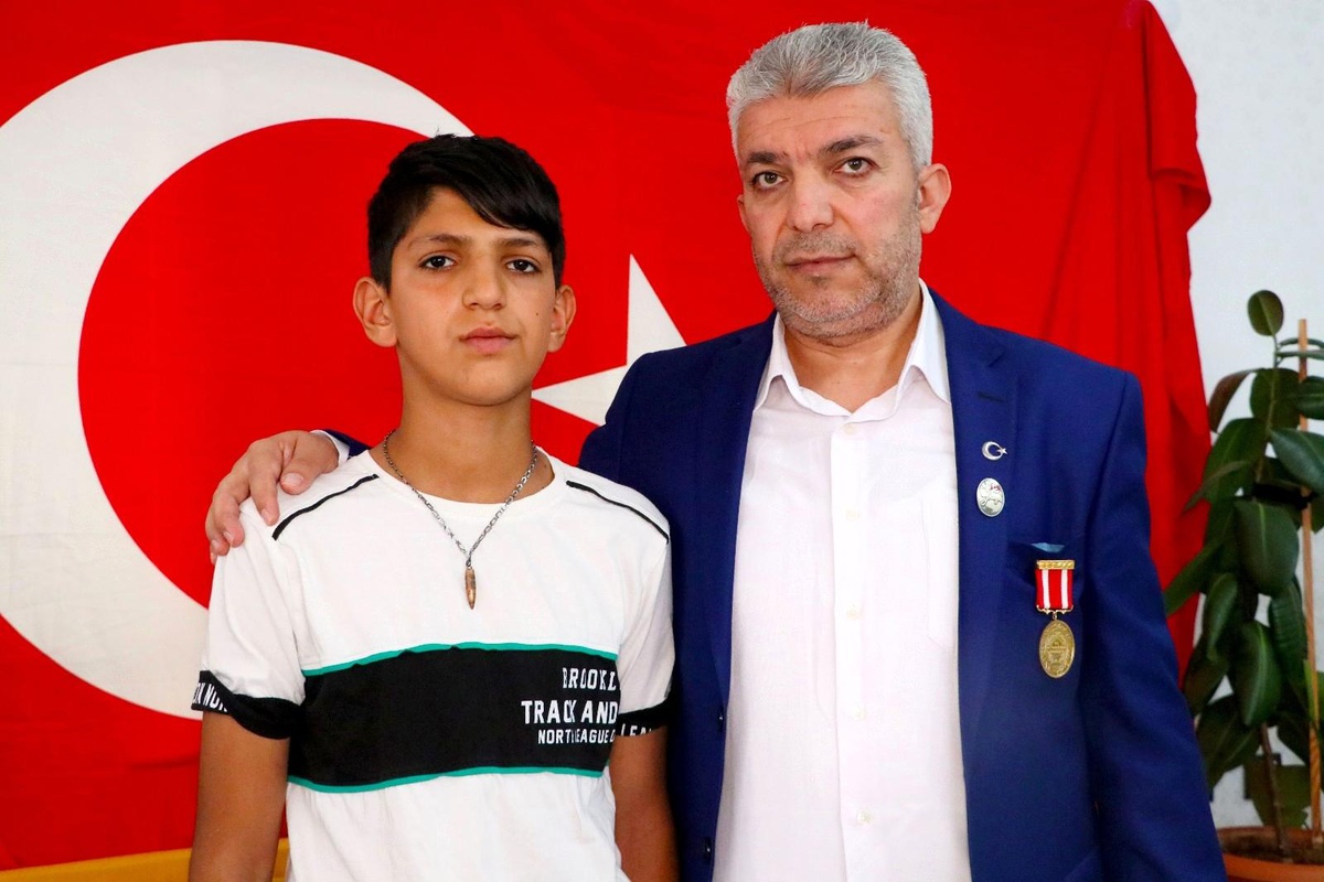 Babasını gazi yapan kurşunu boynunda taşıyor