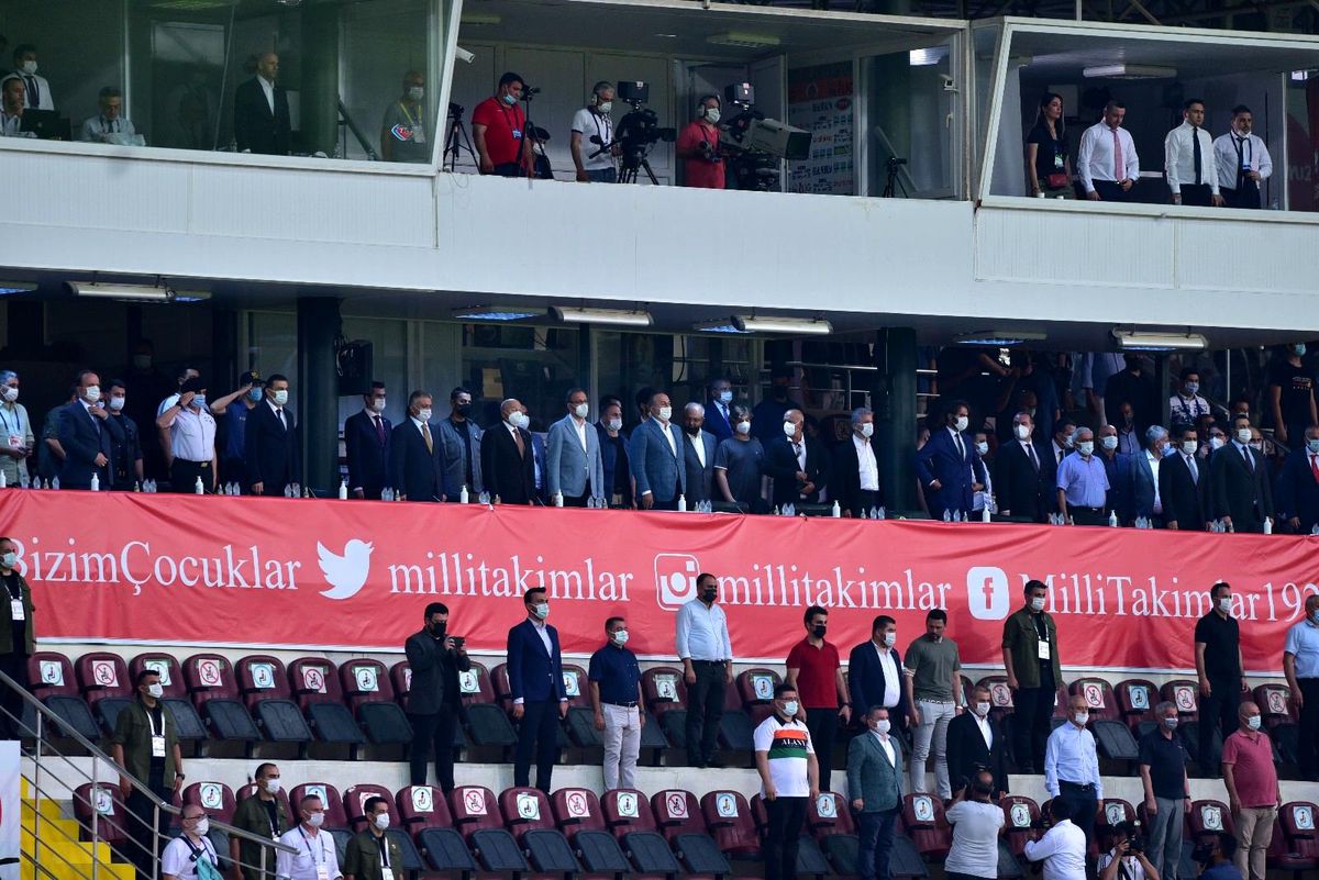 Son dakika! Bakan Çavuşoğlu ile Bakan Kasapoğlu, milli maçta