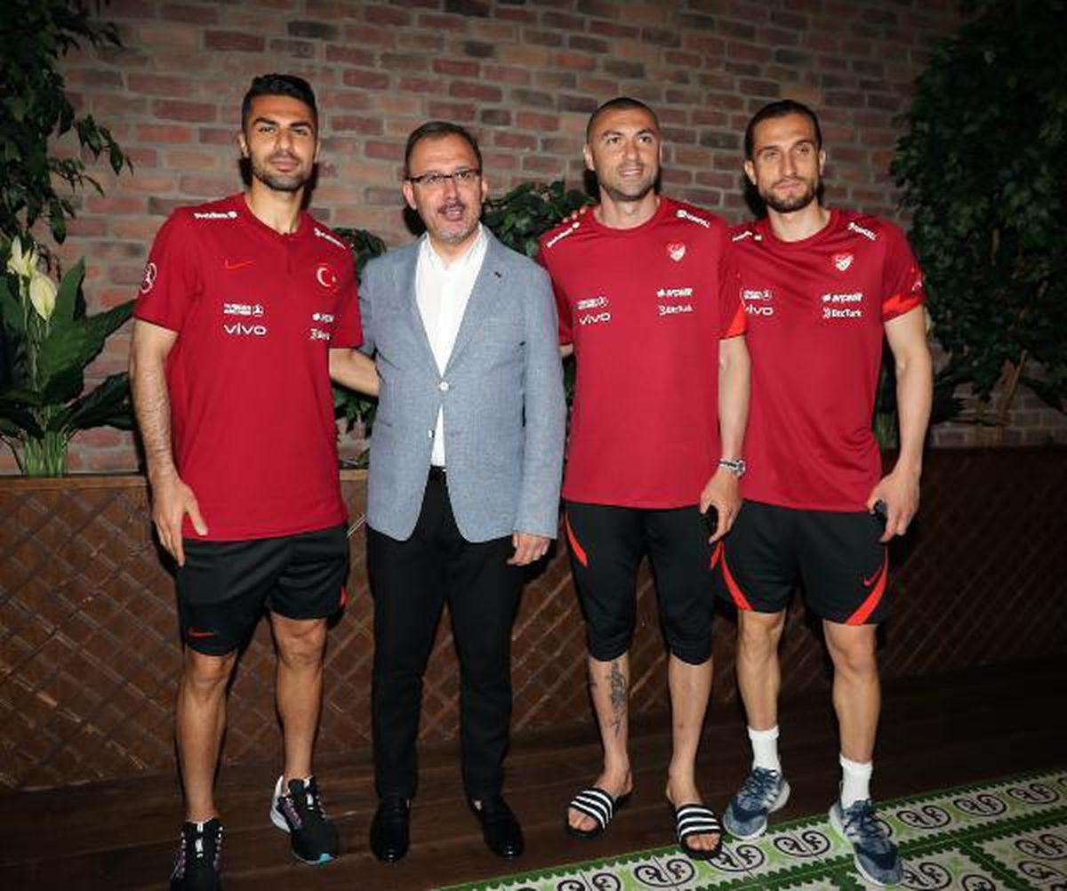 Mevlüt Çavuşoğlu ve Mehmet Muharrem Kasapoğlu, A Milli Futbol Takımı\'nı ziyaret etti